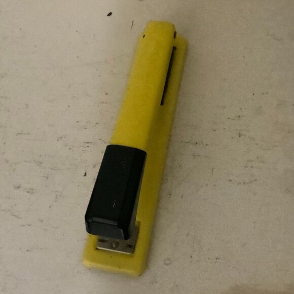 Mid Century Pale YELLOW SWINGLINE STAPLER Model 401, Vintage Stapler - Picture 4 of 9